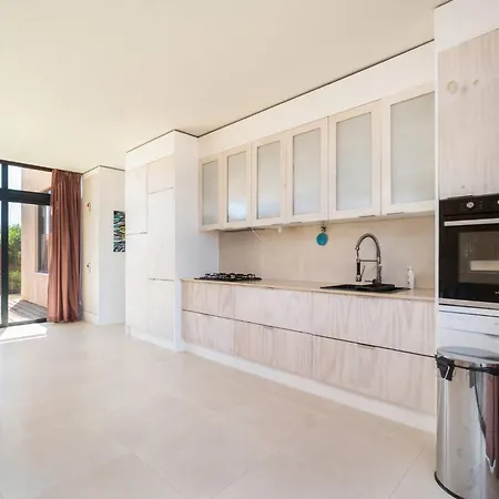 Sunny, Modern With Terraces And Garden Hébergement de vacances *